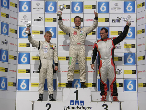 For anden gang i år - Claus Christensen øvert på podiet, her flankeret af Kevin Magnussen (2. pl.) og Jacob 'Bette K' Kristensen (3. pl.).